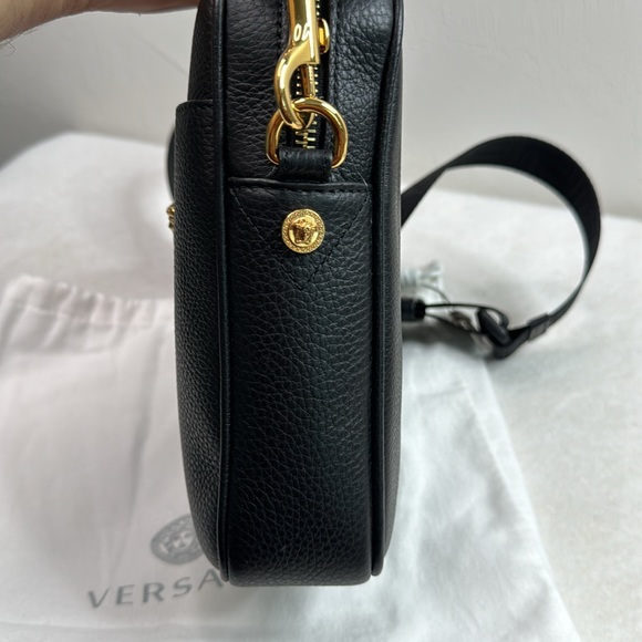 VERSACE NEW BLACK GOLD PEBBLE LEATHER MEDUSA UNISEX SHOULDER / CROSSBODY BAG - Picture 5 of 16